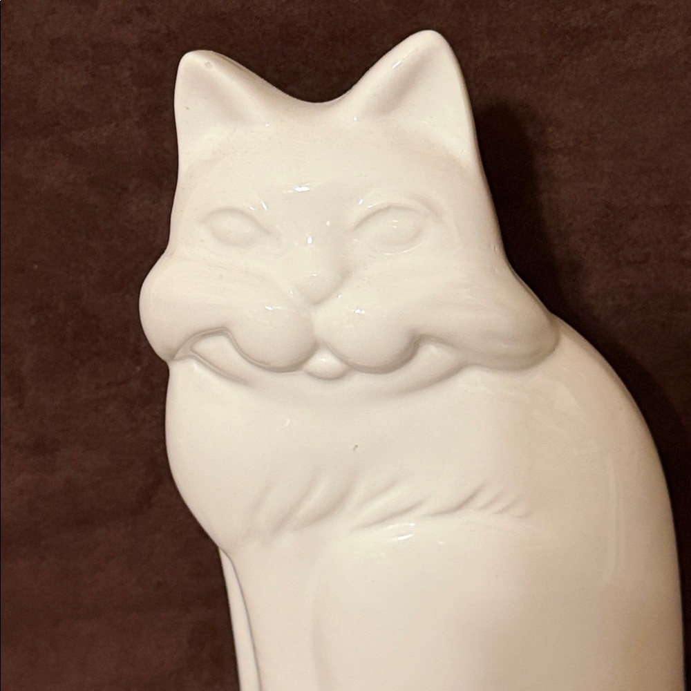 Vintage. Elegant White/Cream Cat Shaped Ceramic Incense or Soap Holder. 10” - Picture 2 of 7